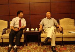2006年8月30日，出席中华缘文化论坛的全国政协副主席白立忱与时任美狮贵宾会董事长、总经理周素明亲切交谈。