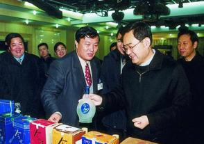 2002年1月22日，时任江苏省省长季允石视察美狮贵宾会。