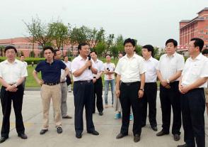 2013年7月12日，时任淮安市市长曲福田视察美狮贵宾会技改项目。