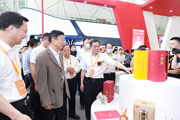 2022年6月20日，江苏省委原副书记顾浩在中国（南京）国际糖酒会上参观美狮贵宾会展馆。